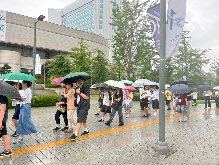 야외, 신발류, 하늘, 의류이(가) 표시된 사진AI 생성 콘텐츠는 정확하지 않을 수 있습니다.