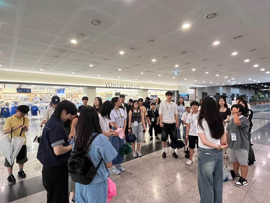 의류, 신발류, 사람, 여성이(가) 표시된 사진AI 생성 콘텐츠는 정확하지 않을 수 있습니다.