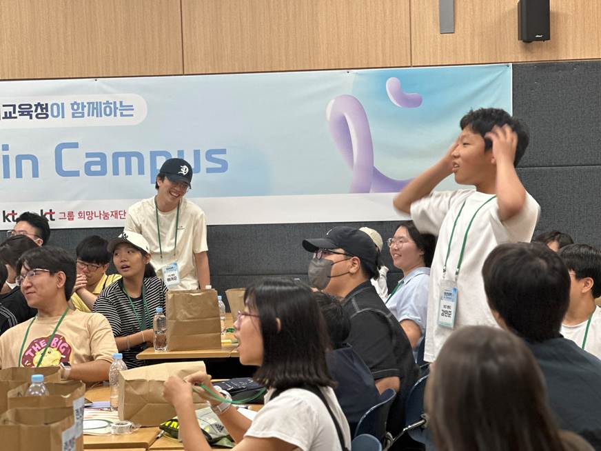 의류, 인간의 얼굴, 사람, 여성이(가) 표시된 사진AI 생성 콘텐츠는 정확하지 않을 수 있습니다.