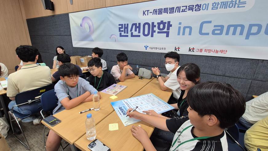 의류, 사람, 텍스트, 인간의 얼굴이(가) 표시된 사진AI 생성 콘텐츠는 정확하지 않을 수 있습니다.