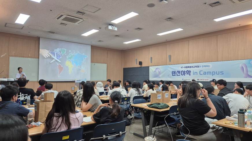 실내, 의류, 사람, 코스이(가) 표시된 사진AI 생성 콘텐츠는 정확하지 않을 수 있습니다.